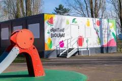 Cantine scolaire modulaire Algeco décorée avec des illustrations de fruits et légumes colorés