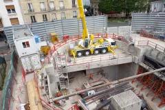 Chantier urbain de grande ampleur avec grue mobile et modules ALGECO® en surface