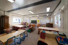 Intérieur lumineux et équipé d’une salle de classe modulaire Algeco pour école primaire