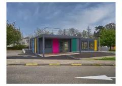 Bâtiment scolaire modulaire Algeco coloré installé à Cernay, avec toiture technique et façades multicolores