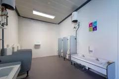 Bloc sanitaire modulaire pour enfants avec équipements adaptés, installé dans une école Algeco