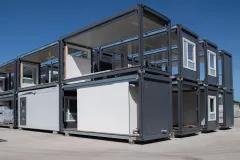 Modules ALGECO® empilés sur la zone logistique extérieure de l’usine de Saint-Amour