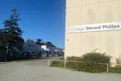 Vue reculée du collège Gérard-Philippe de Niort avec bâtiments modulaires ALGECO® en arrière-plan