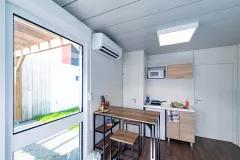 Intérieur d’un hébergement modulaire conçu comme une studette